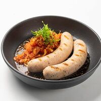 Пикантные колбаски с тушёной капустой и дижонским соусом в Финнеганс