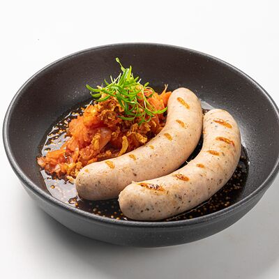 Пикантные колбаски с тушёной капустой и дижонским соусом в Финнеганс по цене 840 ₽