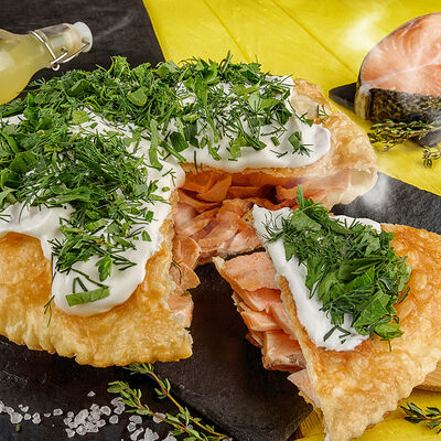 Пирог с красной рыбой в Чебурекми по цене 500 ₽