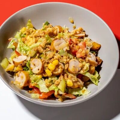 Теплый салат с колбасками в Yolo по цене 580 ₽