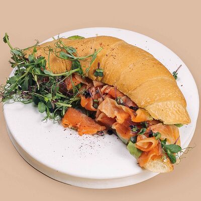 Круассан с лососем и гуакамоле в Balcon Day & Night по цене 740 ₽