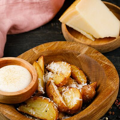 Картофельные ломтики с пармезаном и трюфельным айоли в Славянский базаръ по цене 400 ₽