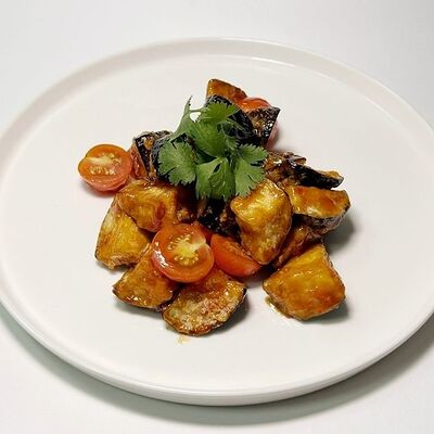 Салат с хрустящим баклажаном в Маяк дзиро по цене 679 ₽