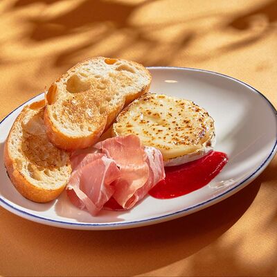 Жареный камамбер с малиновым соусом и пармской ветчиной в Munhell по цене 1140 ₽