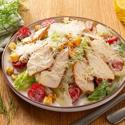 Большая порция Цезарь с курицей в Пока горячее по цене 1320 ₽