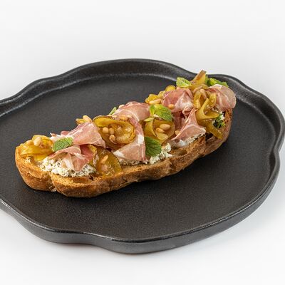 Брускетта с пармской ветчиной и грушей в ЭРА по цене 560 ₽