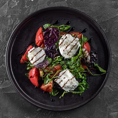 Салат с томатами и сыром моцарелла в Mesto Sushi & Grill по цене 580