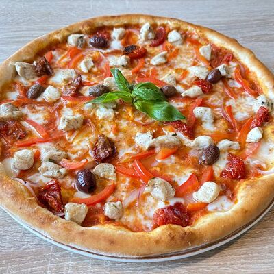 Пицца с курицей и вялеными помидорамив Pasta Verde по цене 1220 ₽