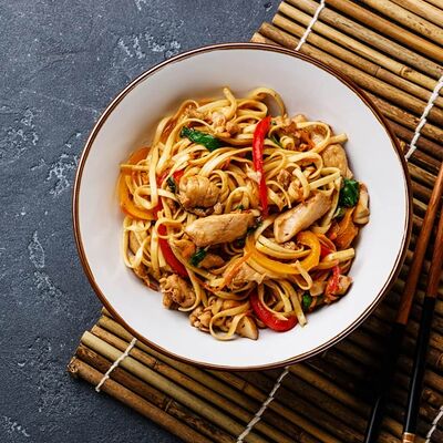 Wok Удон с курицей в соусе сладкий чили в Sole Pizza по цене 460 ₽