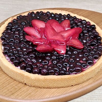 Кростата со смородиной и клубникой в Кафе-пекарня Susser по цене 1000 ₽