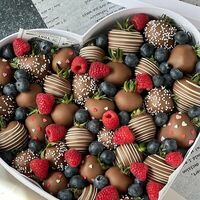 Подарочный набор клубники в шоколаде Сердце в SweetGift клубника в шоколаде