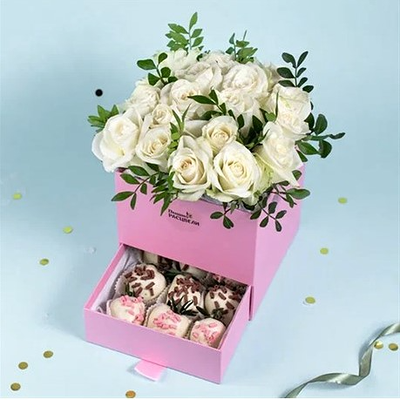 Шкатулка с белыми розами и писташью с клубникой в Пышно Расцвели по цене 5500 ₽
