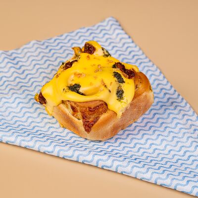 Булочка c ветчиной и сыром в Port-O-Coffee по цене 265 ₽