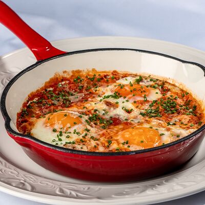 Шакшука с томатами, перцем и печёной фасолью в МОМО по цене 750 ₽