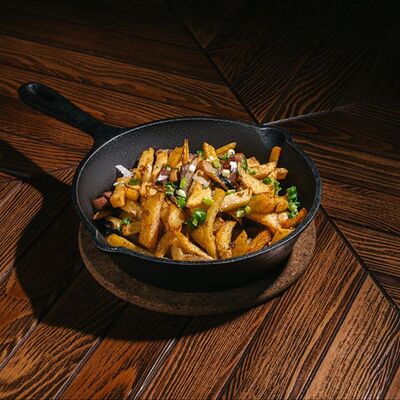 Сковородка с жареным картофелем, говядиной и грибами в Ресторан Невский по цене 575 ₽