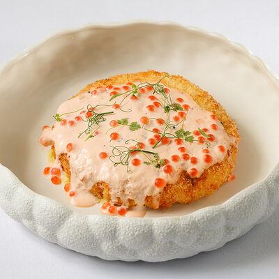 Крабовая котлета в сливочно-икорном соусе в Юность у моря по цене 1500 ₽