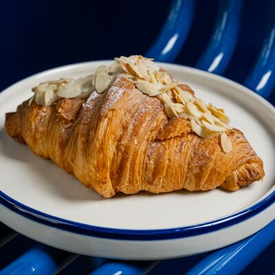 Круассан миндальный в Mates pizzabar по цене 390 ₽