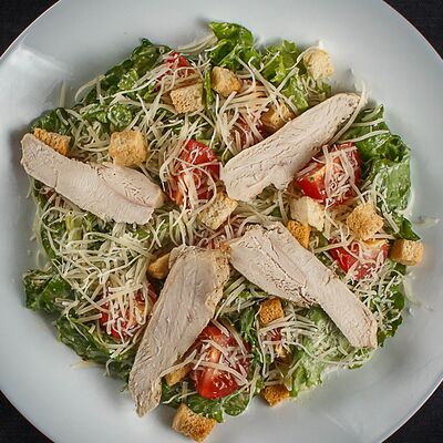 Салат Цезарь с курицей в Капибара по цене 406 ₽