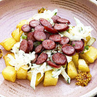 Салат с охотничьими колбасками и картофелем в Место Про Тесто