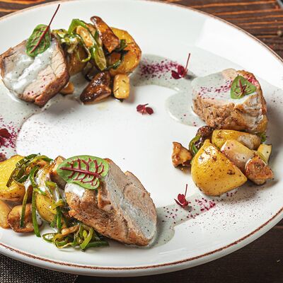 Медальоны из свинины с картофелем черри и белыми грибами в Седло по цене 895 ₽