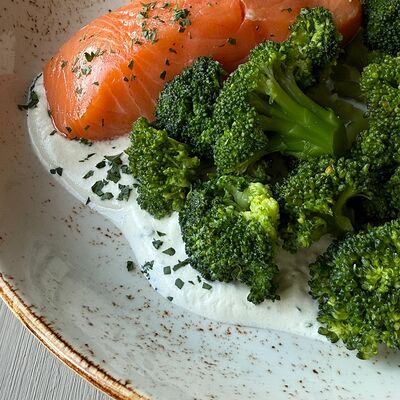 Лосось с броколли в сливочном соусе в Mozza Pizza по цене 1250 ₽