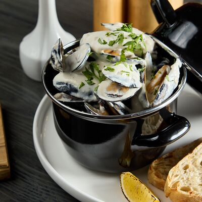 Мидии в сливочном соусе Дорблюв Restobar Бекон по цене 1060 ₽