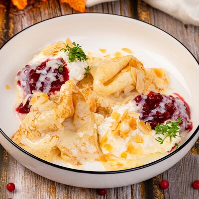 Блины с брусничным соусом, сгущенкой и кедровым орехом в Port-O-Coffee по цене 335 ₽