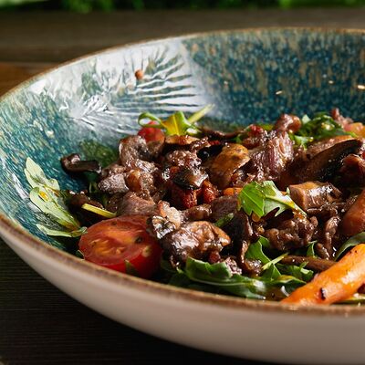 Салат с говядиной и шампиньонами в Хочу и буду по цене 564 ₽