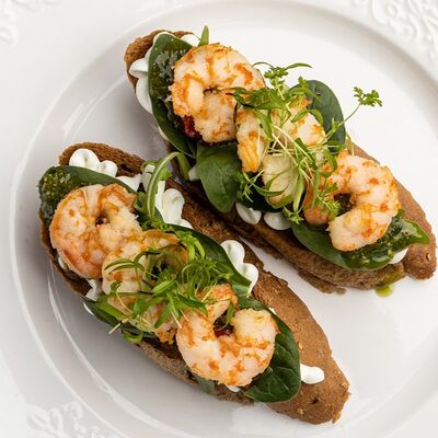 Брускетта с креветками, сыром, миксом салата и вялеными томатами в Патис по цене 725 ₽