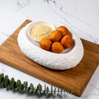 Воздушные картофельные шарики с молочным сулугуни и тархуновым айоли в Ресторан Батони по цене 450 ₽