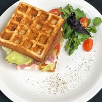Вафли с беконом и курицей в КофейняОракул