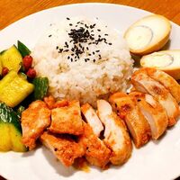 Курица по-орлеански с рисом и салатом из огурцов в SY Китайская кухня