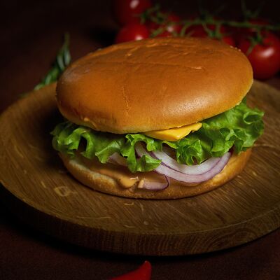 Бургер с куриным филе в Это вкусно по цене 389 ₽