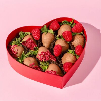 Набор клубника в шоколаде с сублимированной и свежей малиной в Blissberry по цене 4860 ₽