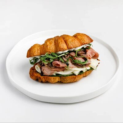 Круассан с ростбифом, моцареллой и соусом песто в Гости по цене 590 ₽