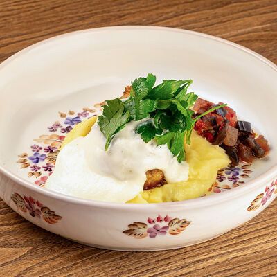 Котлета куриная с картофельным пюре, соусом из сулугуни и донским салатом в Казак по цене 1000 ₽
