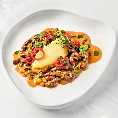Строганов из оленя с картофельным кремом и моченой брусникой в Sadko по цене 878 ₽