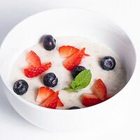 Каша овсяная с ягодами в Bageatteria