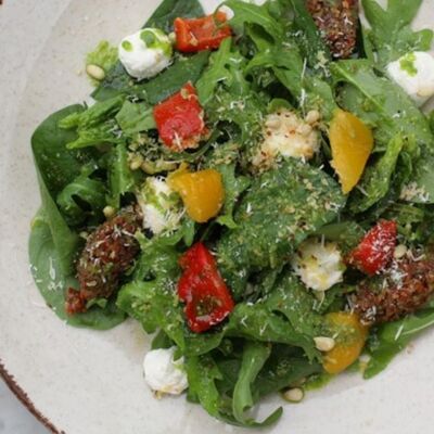 Салат с маринованным перцем, сырным кремом и тапенадом из маслин в Беллуччи по цене 600