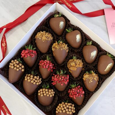 Клубника в шоколаде набор Молочныйв Berry Present по цене 3390 ₽