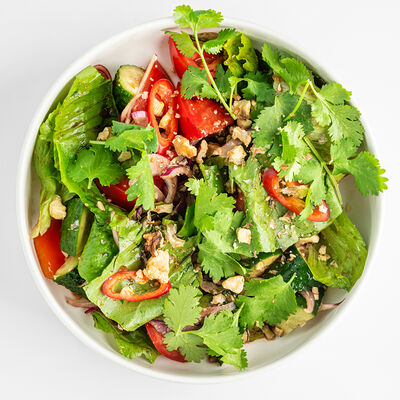 Овощной салат с орехами в Муссоны по цене 550 ₽