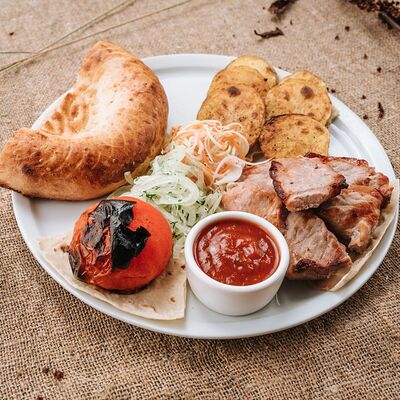 Большая порция шашлыка из свинины в Кафе-парк Теремок по цене 550 ₽