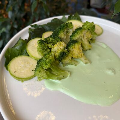 Зеленый микс брокколи с кабачком с йогуртовым соусомв Pellegrino по цене 435 ₽