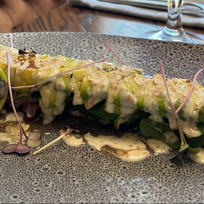 Ролл с авокадо и тигровой креветкой в ресторан 