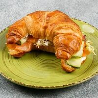 Круассан с семгой в Vibes Cafe