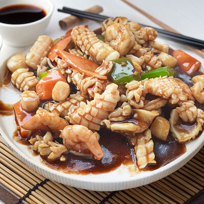 Морепродукты тушеные в соусе в Wai Mai по цене 700 ₽