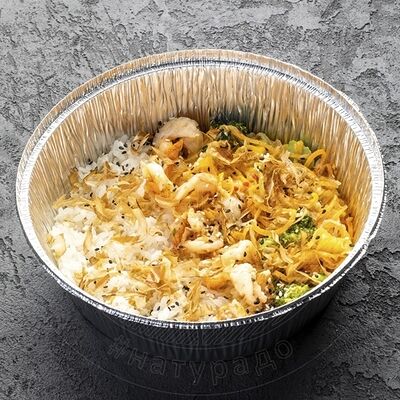 Горячий рис с креветками и овощами в Naturado по цене 630 ₽