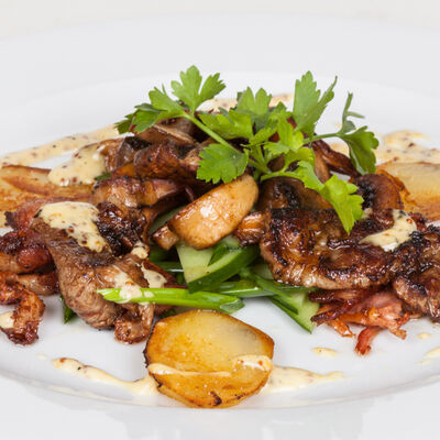 Теплый салат с ломтиками свинины в Пиццерия Помидор по цене 285 ₽