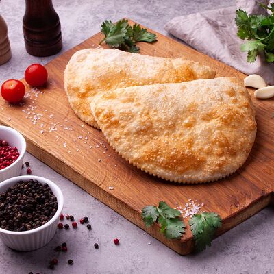 Чебурек с ветчиной и сыром в Чебуречная & Шаурма по цене 240 ₽