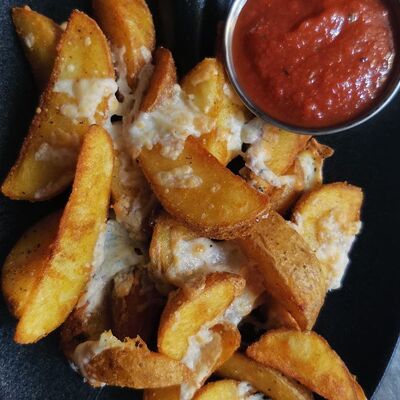 Картофель по-деревенски под сыром в Геология по цене 280 ₽